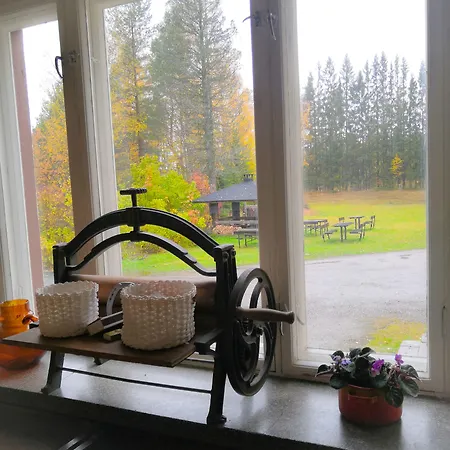 Vanhan Koulun Majatalo-old School *